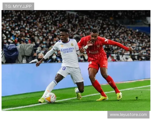 维尼修斯与马内在高位压迫下形成前插路径分化